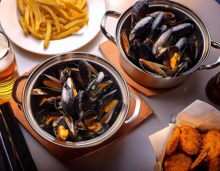 Découvrez notre recette familiale de moules marinières, un plat convivial et savoureux. Astuces et secrets pour des moules parfaites !