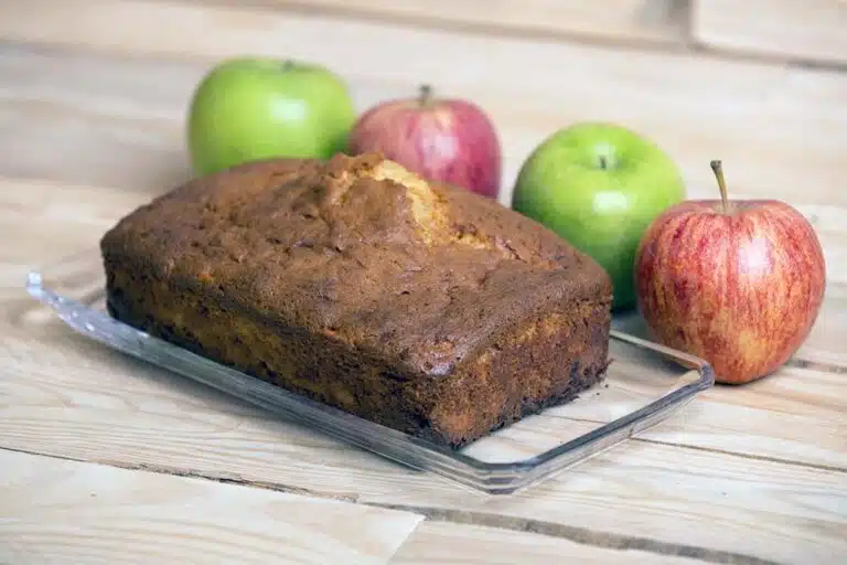 Découvrez notre recette familiale du quatre-quarts breton à la pomme, un gâteau moelleux et savoureux. Astuces et secrets pour une réussite garantie !