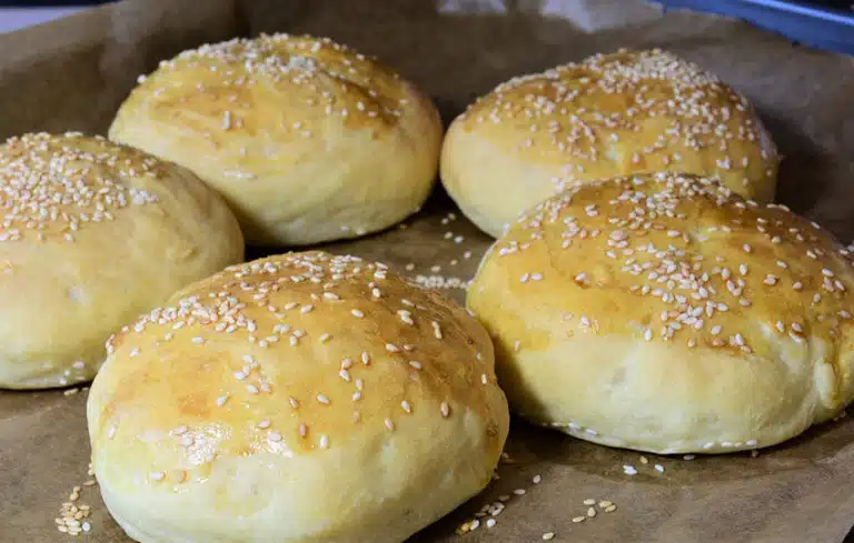 Recette de pains burger maison ultra moelleux (buns briochés)