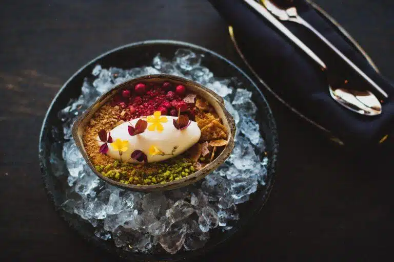 plat avec fleurs comestibles