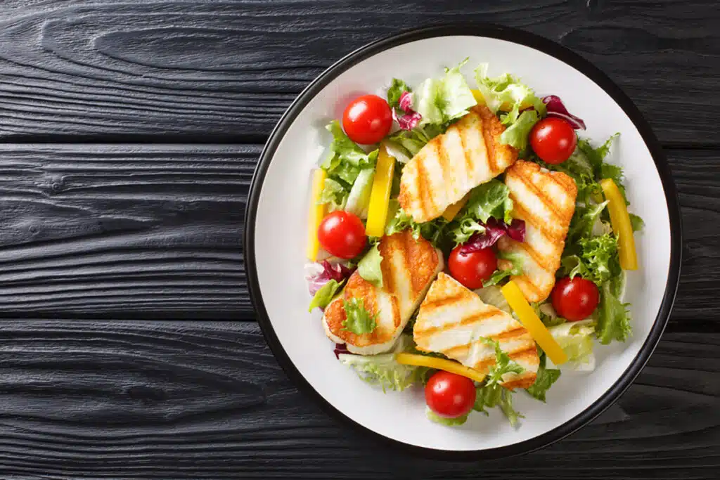 Salade de jeunes pousses, poulet et fromage Halloumi à griller