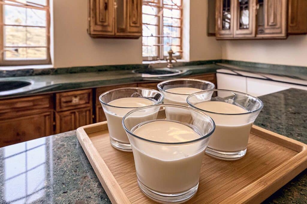 Découvrez la recette de la panna cotta aux bêtises de Cambrai, un dessert frais et fondant typique du Nord.