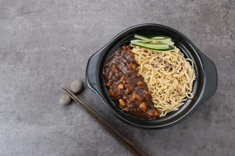 Jjajangmyeon : un voyage gustatif au cœur des K-Dramas
