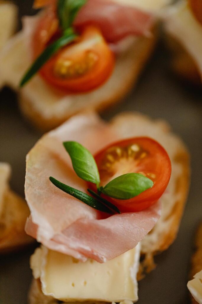 Préparez des amuse-bouches raffinés en un clin d’œil avec du Brie, du jambon cru et des tomates cerises. Une recette facile, savoureuse et parfaite pour un apéritif réussi.