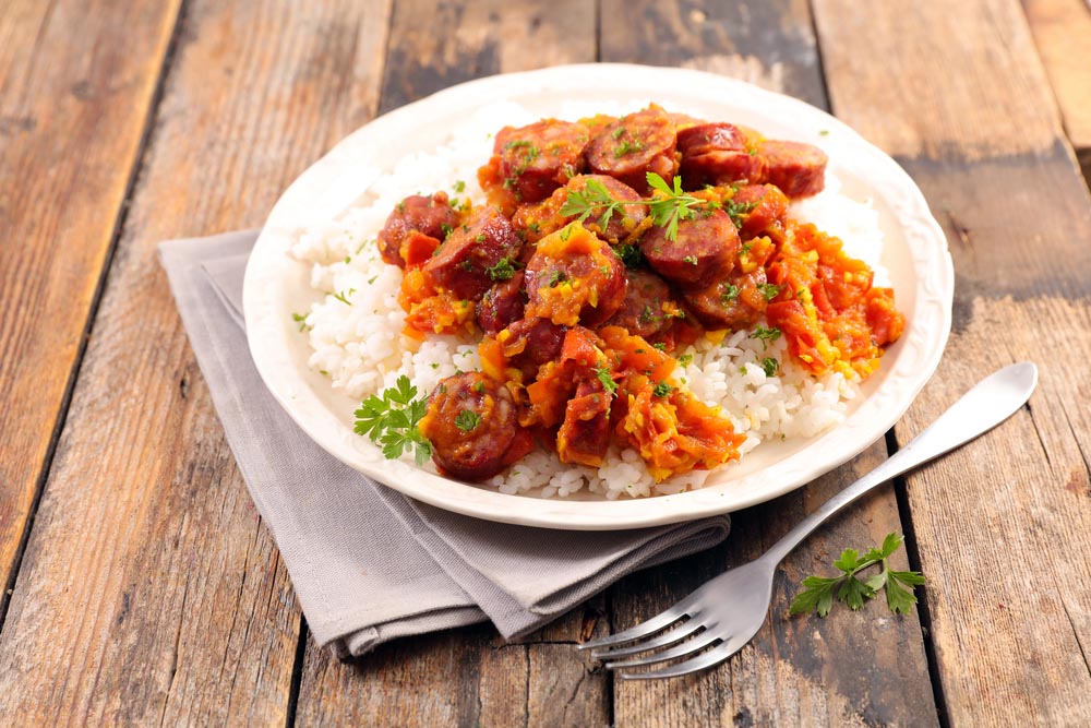 Découvrez la recette authentique du rougail saucisse, le plat réunionnais qui réunit petits et grands. Astuces, variantes et conseils pour un repas convivial et plein de saveurs.