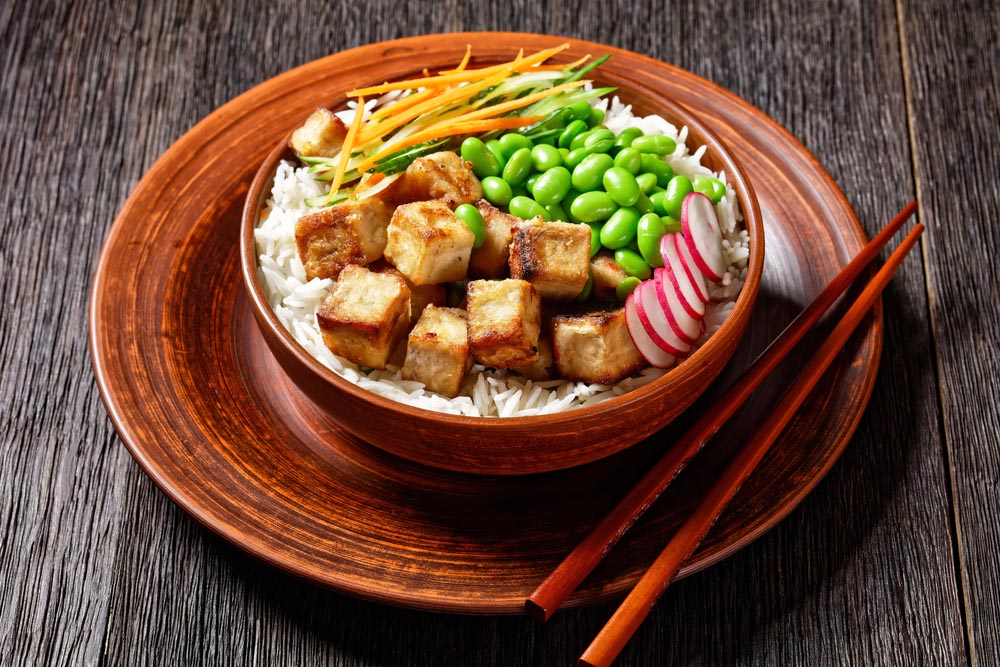 Le végétarien (tofu teriyaki) : tofu ferme coupé en dés, mariné dans une sauce teriyaki maison (soja, miel, gingembre, ail). Garnitures : champignons shiitake sautés et edamame.