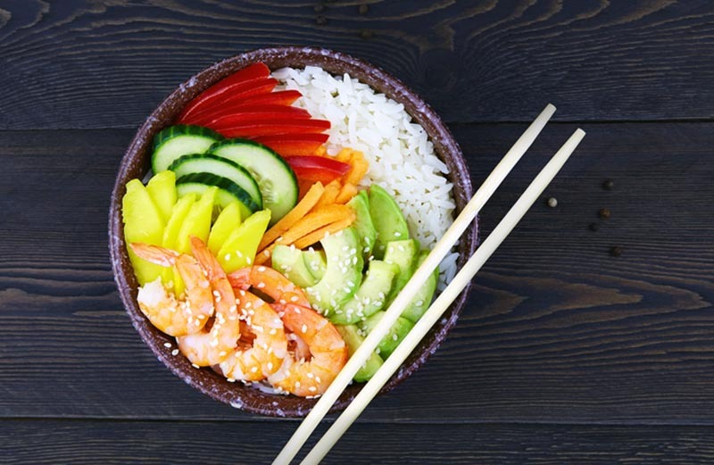 Le tropical (crevettes & mangue) : crevettes cuites marinées au jus de citron vert et coriandre. Garnitures : dés de mangue fraîche, poivron rouge et menthe.