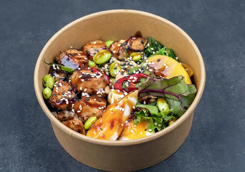 Poke boawl au poulet, pour ceux qui préfèrent la viande. Poulet fris ou émincé et cuit,