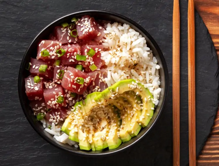 Le classique thon ahi shoyu : base riz vinaigré, thon Ahi mariné (shoyu, sésame), avocat, algue nori ciselée, oignons rouges.