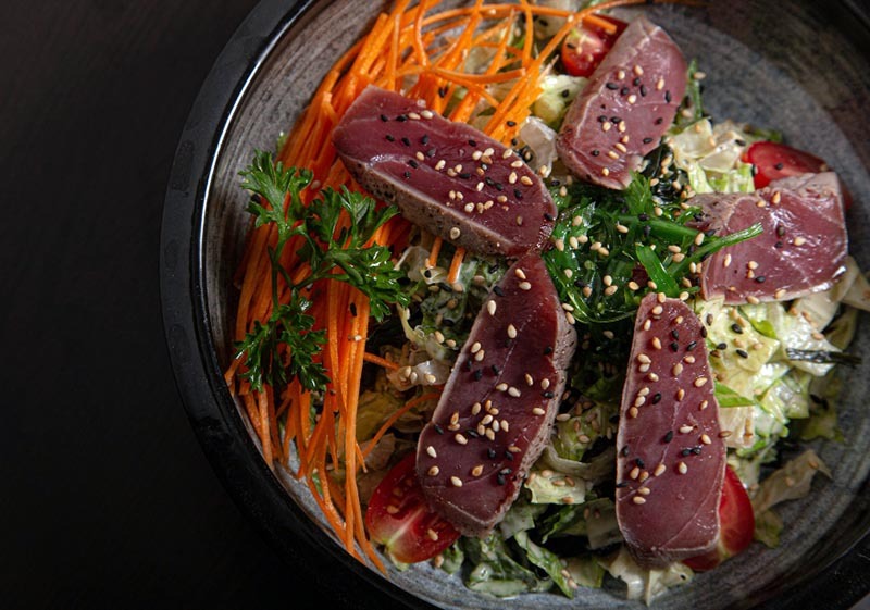 Le thon kimchi : une touche coréenne. Thon ahi, kimchi fermenté, huile de sésame, oignons verts.