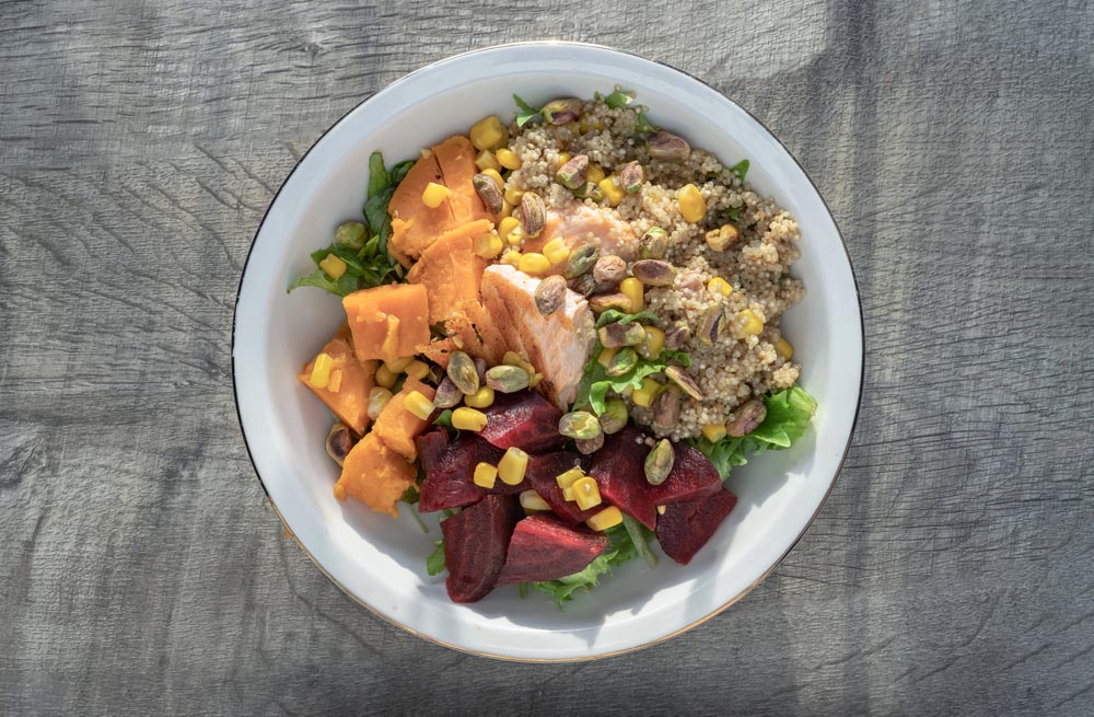 le poké bowl méditerranéen : base quinoa, billes de mozzarella, tomates cerises, concombres, olives noires, filet d’huile d’olive et d’origan. (Variante sans poisson, d’inspiration fraîche).