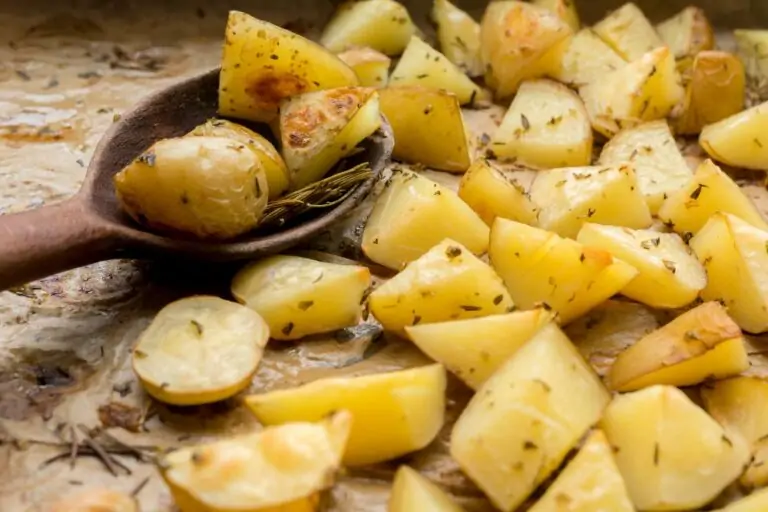 Pommes de terre grenailles dorées et croustillantes sorties du four, assaisonnées aux herbes et à l’ail.