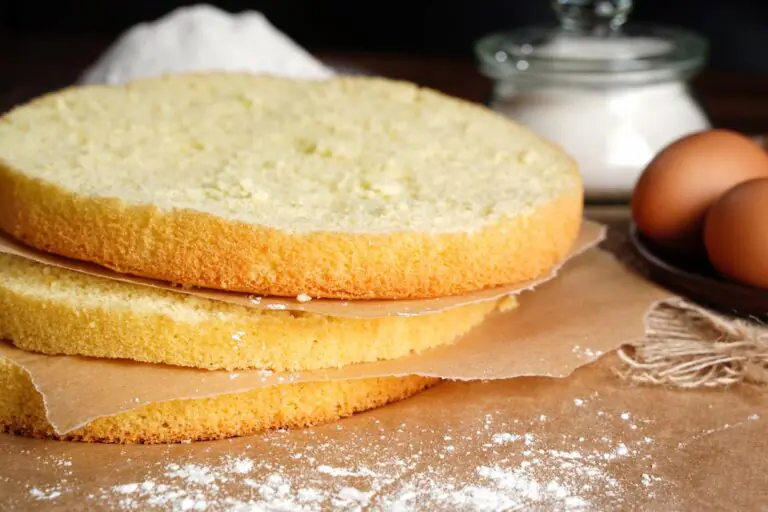 Découvrez la meilleure recette de génoise inratable, ultra moelleuse et aérienne. Parfaite pour fraisier, layer cake ou gâteau d’anniversaire. Astuces + pas à pas détaillé.