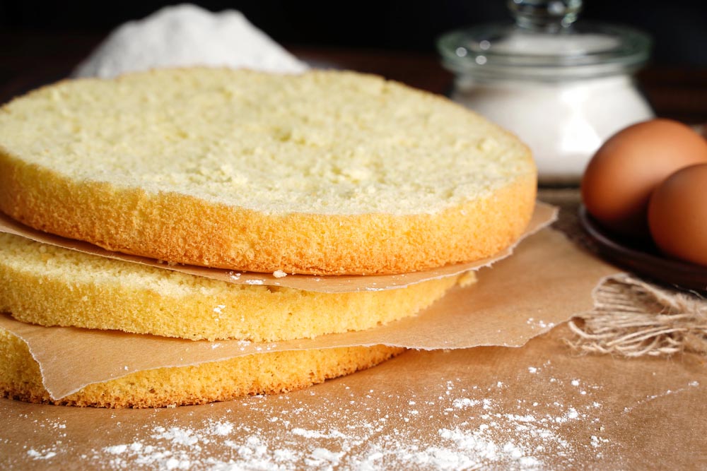 Découvrez la meilleure recette de génoise inratable, ultra moelleuse et aérienne. Parfaite pour fraisier, layer cake ou gâteau d’anniversaire. Astuces + pas à pas détaillé.