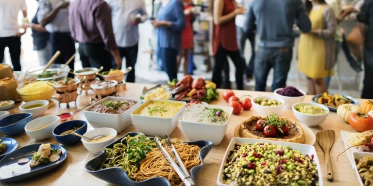 Buffet pour 20 personnes : quantités, recettes et présentation pour recevoir sans stress